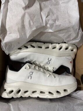 ON Women's Cloudlilt Sneakers (Authentic)